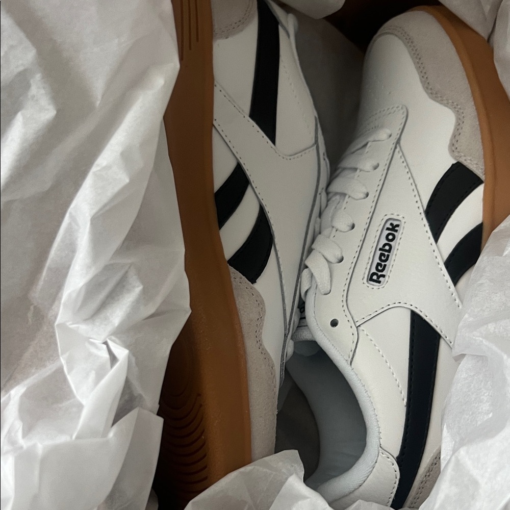 NEW!! Reebok Women's White/Mist Grey/Black classic ,Sneakers in Size 9.5 - Picture 15 of 15